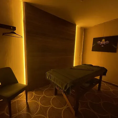 Le Luxe Hotel