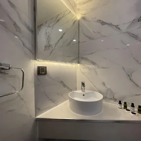 Le Luxe Hotel
